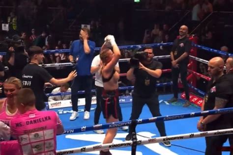 daniela hemsley flash|Boxing: Daniella Hemsley flashes crowd after Kingpyn。